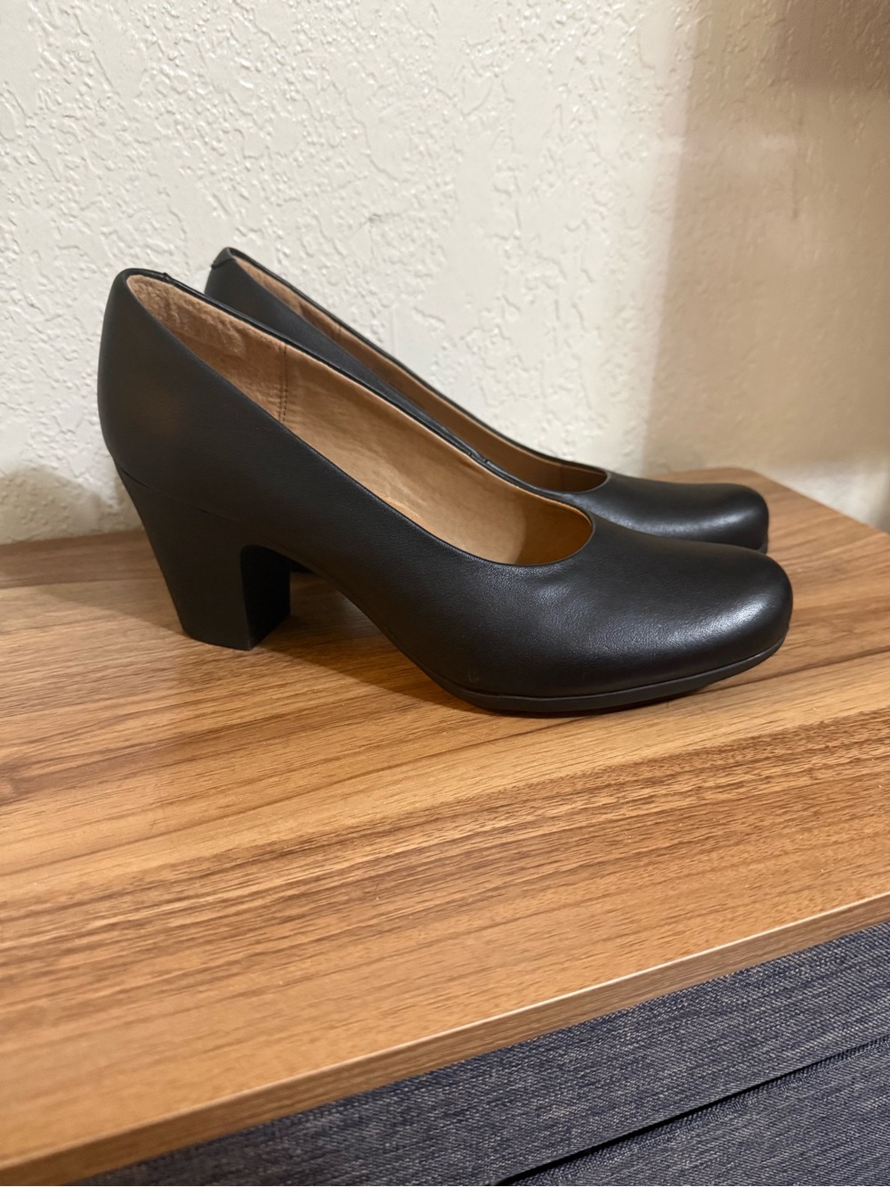 Sofft Black Rounded Toe Mid Block Heel Pumps